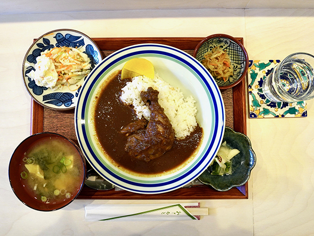 ランチ時にはあたたかくておいしいお料理が揃う
