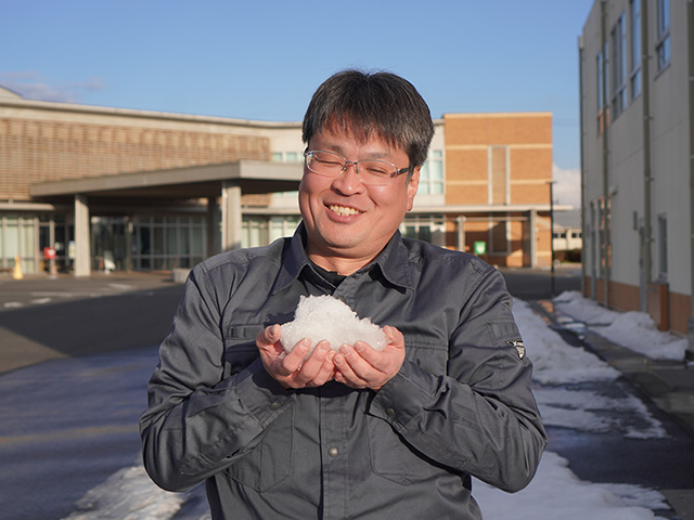 降り積もった雪も新鮮で笑みが溢れる柳生さん