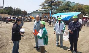 被災者に折鶴を贈る新藤議員