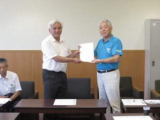 地方創生の提言書提出.JPG