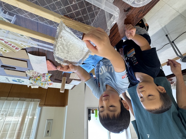 紙漉き（こどももおとなも熱心に制作中！）.JPG